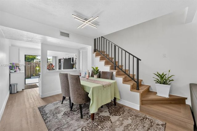 5 of 30 - 460 Ne 211th Terrace, Miami, FL