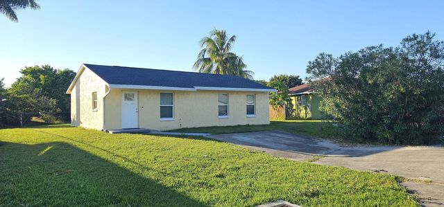 323 Seminole Court, Pahokee