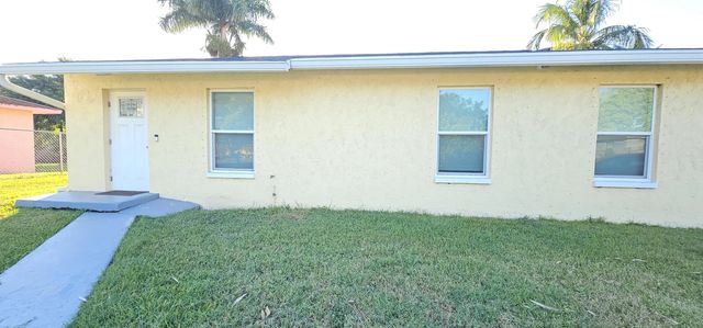 2 of 15 - 323 Seminole Court, Pahokee, FL