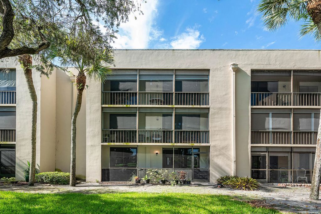 5190 Las Verdes Circle #105, Delray Beach