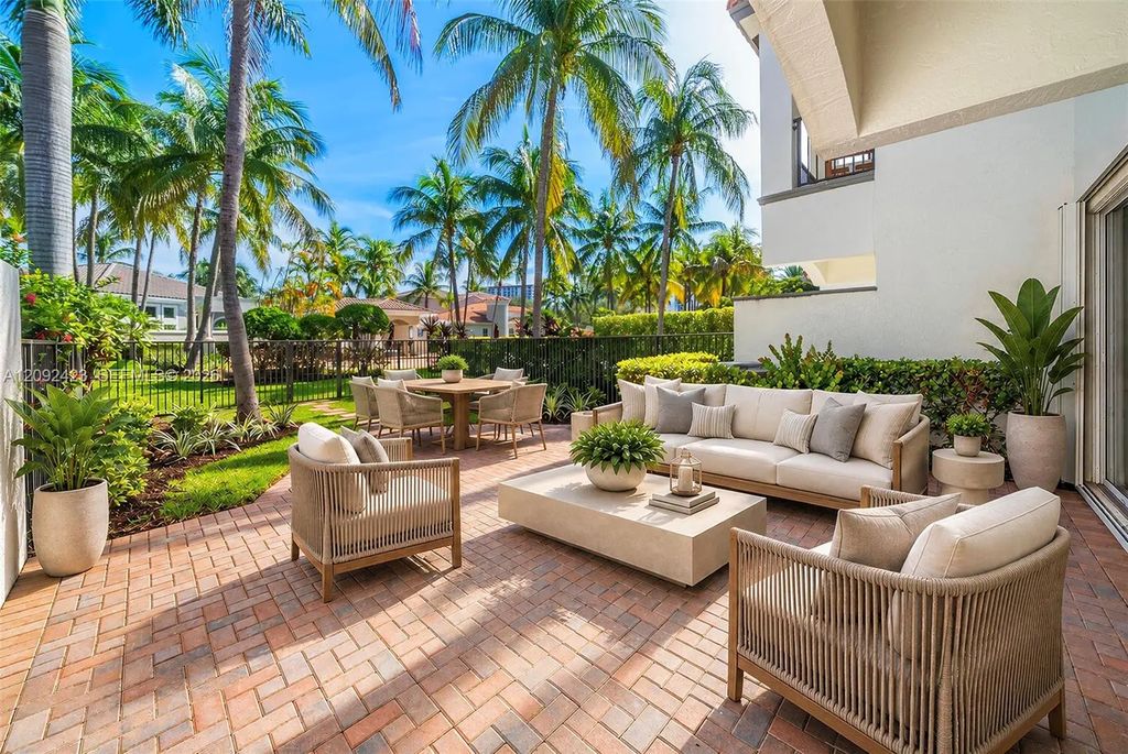 887 W Spinnaker Drive W, Hollywood