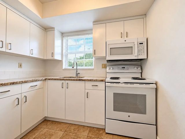3 of 16 - 2920 Crosley Drive E #e, West Palm Beach, FL