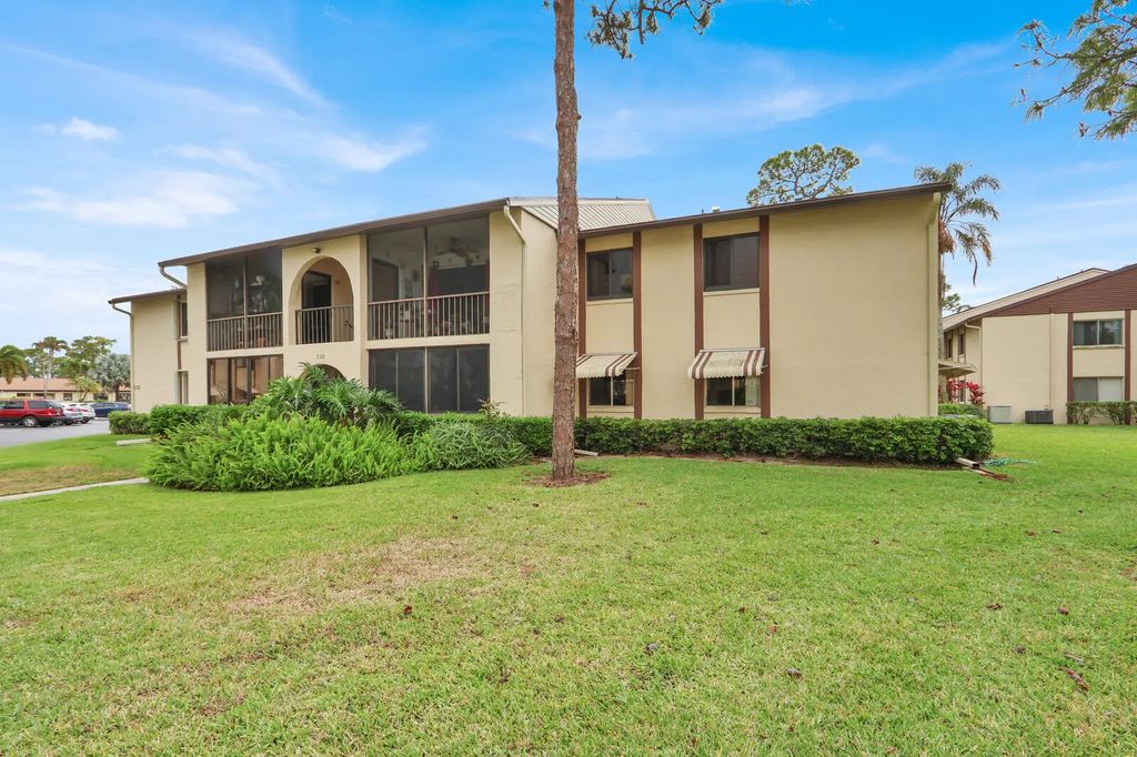 338 Knotty Pine  Circle #d-1, Greenacres