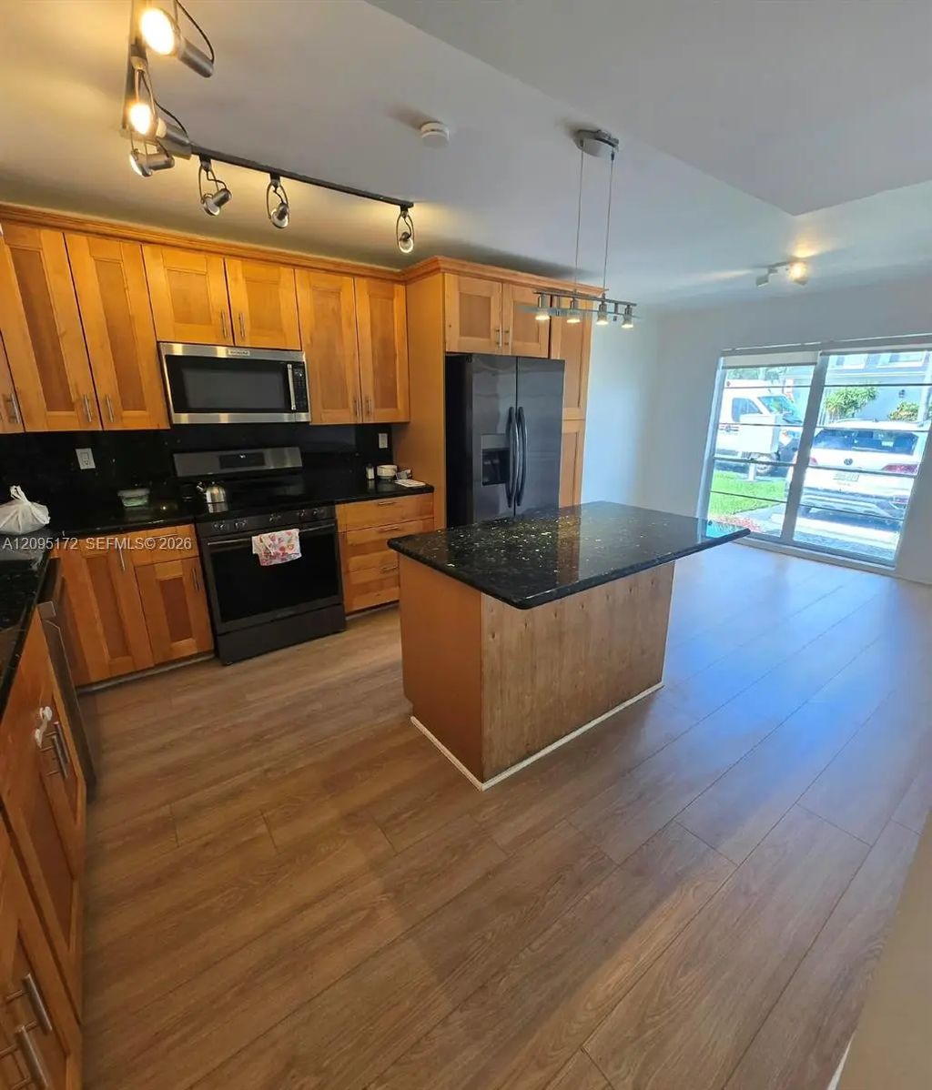 926 Ne 27th Avenue #926, Hallandale Beach