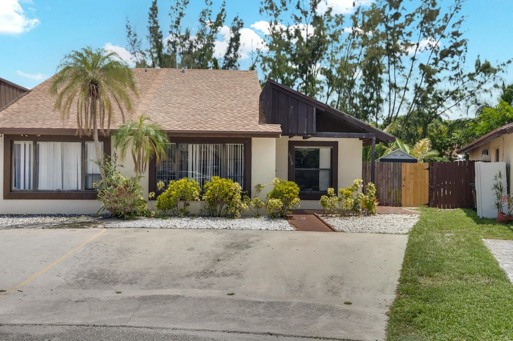 3768 Mil Lake Court, Greenacres