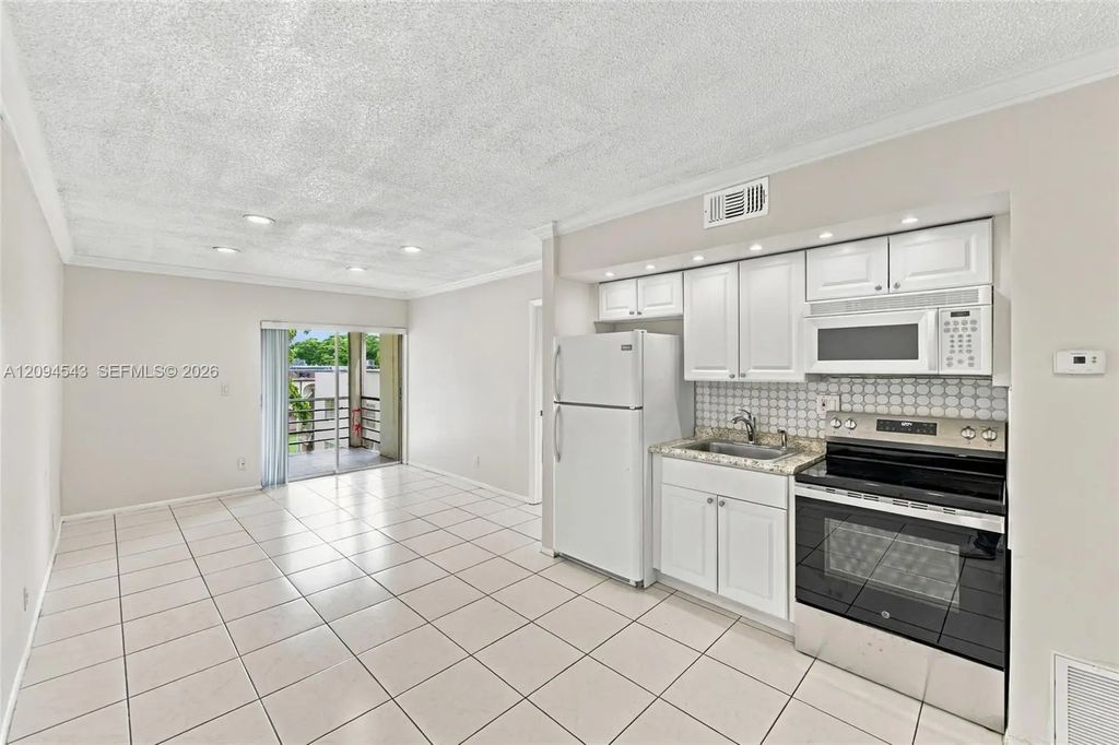 2700 Riverside Drive #302-b, Coral Springs
