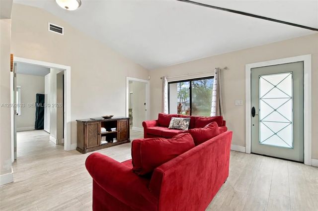 4 of 28 - 565 East Drive, Miami Springs, FL