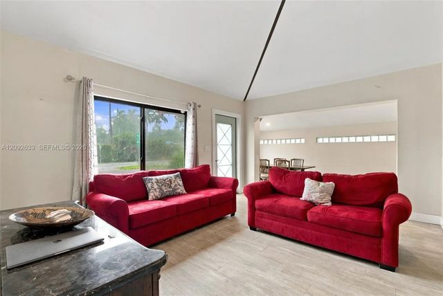 5 of 28 - 565 East Drive, Miami Springs, FL