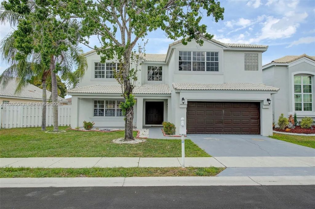 1127 Sw 104th Way, Pembroke Pines