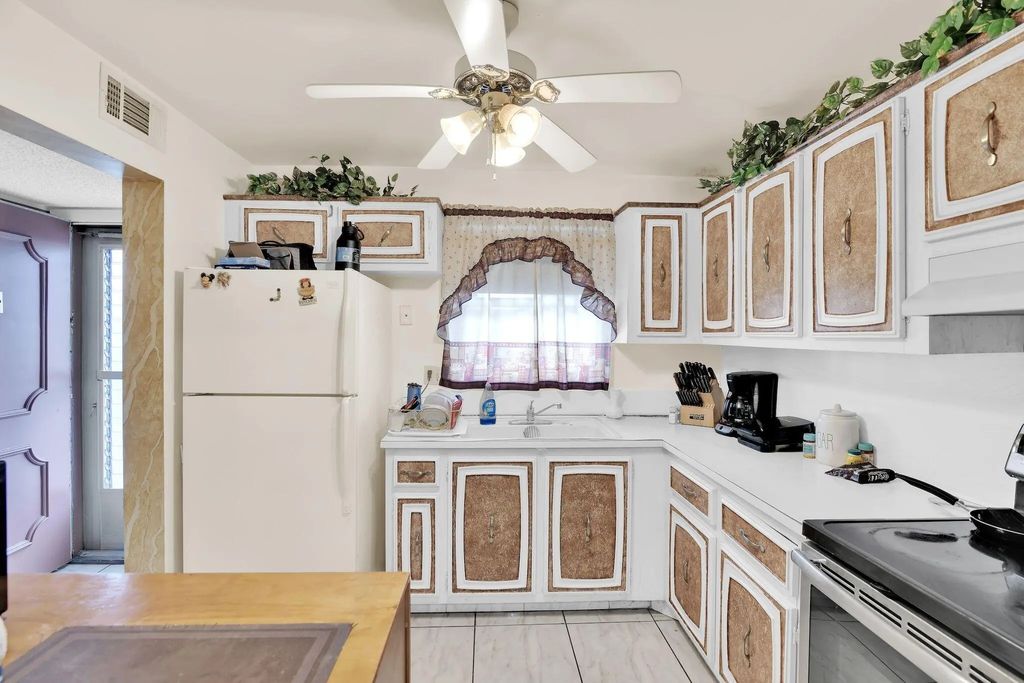 711 Lori Drive #204, Palm Springs
