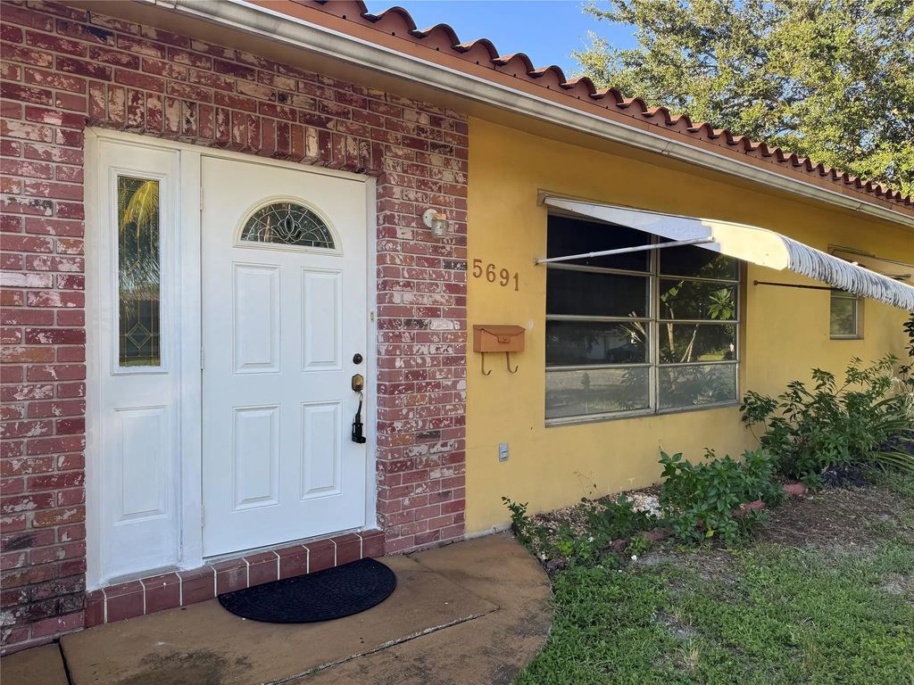 5691 Sw 1st Street, Plantation