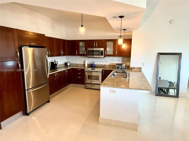 4 of 26 - 19900 E Country Club Drive #ts03, Aventura, FL