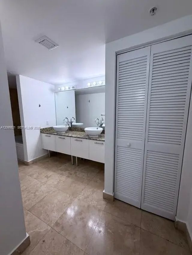 2 of 7 - 41 Se 5th Street #709, Miami, FL