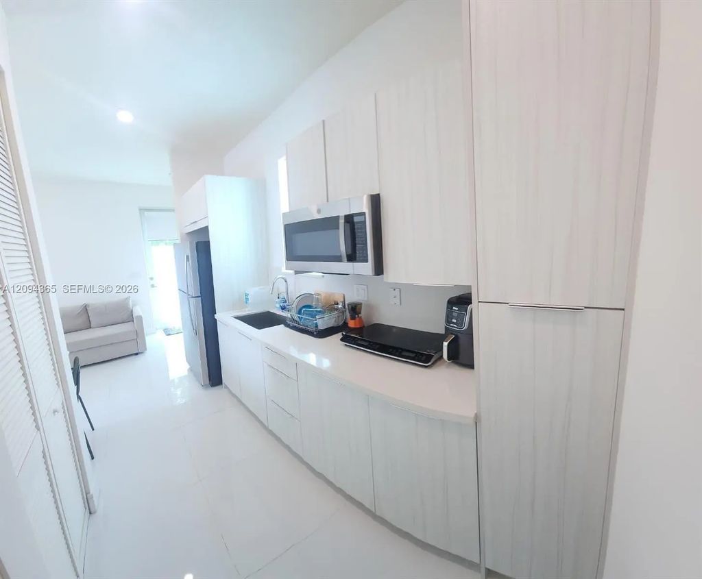 6611 Nw 102nd Path, Doral