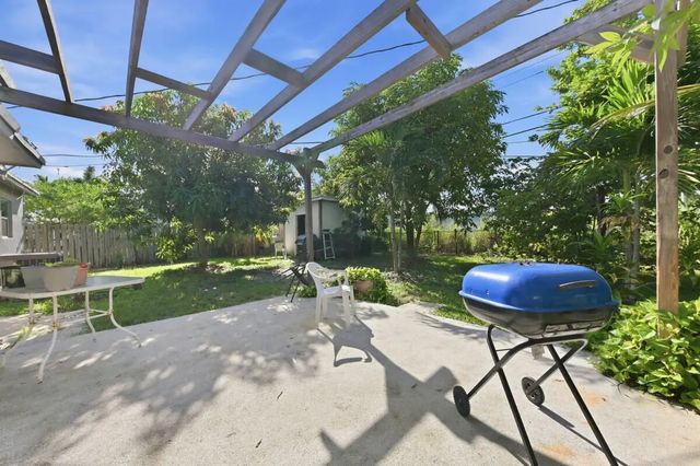 5 of 12 - 1209 W 26th Court, West Palm Beach, FL