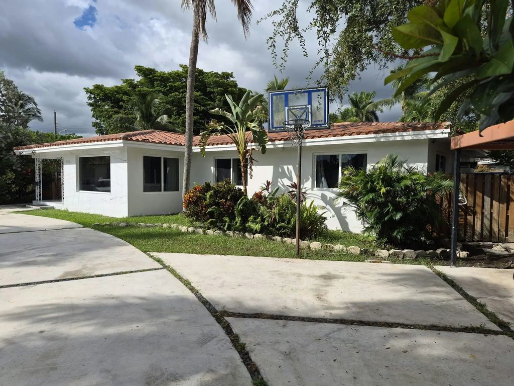 1155 Buchanan Street, Hollywood