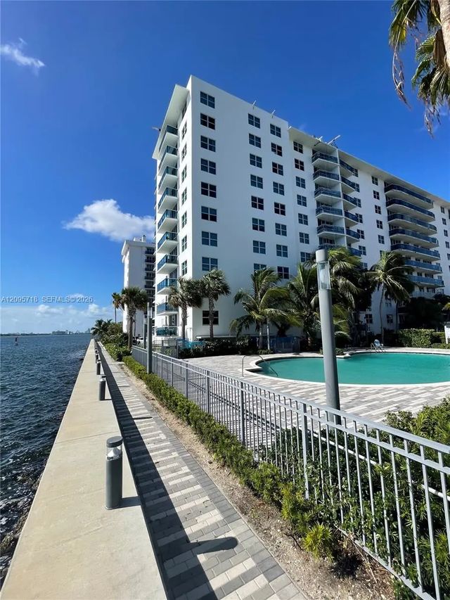 7501 E Treasure Drive #3p, North Bay Village
