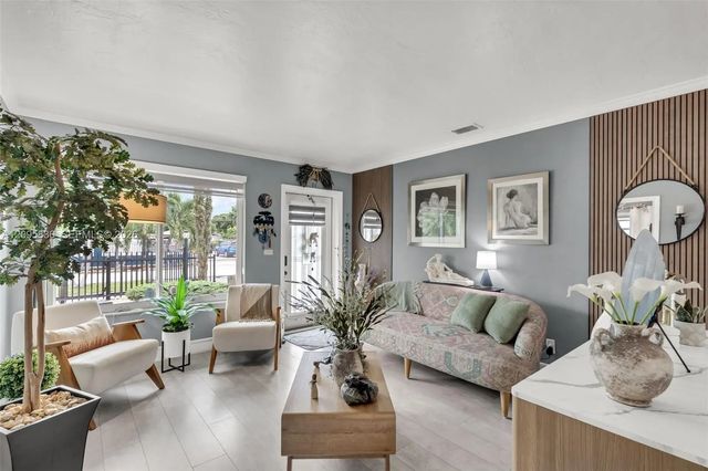 4 of 37 - 4340 W 5th Avenue, Hialeah, FL