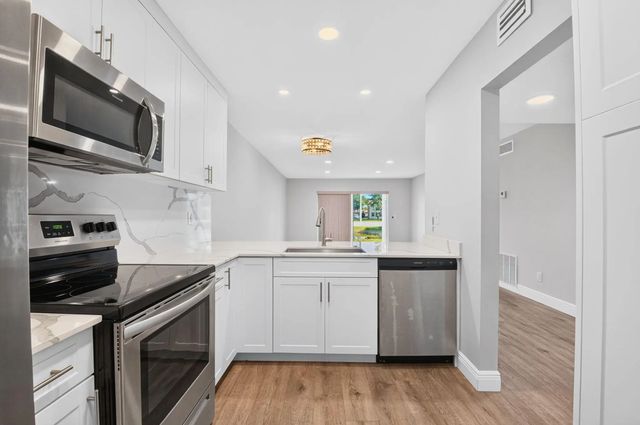 4 of 40 - 163 Lake Evelyn Drive, West Palm Beach, FL