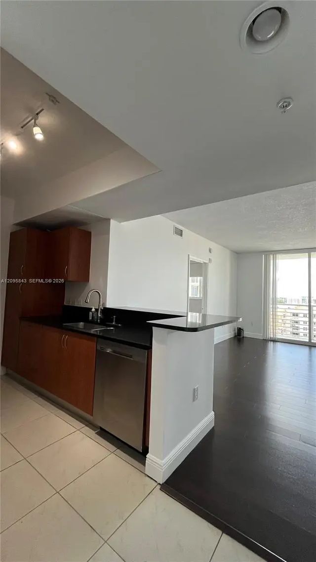 4 of 33 - 18800 Ne 29th Avenue #1023, Aventura, FL