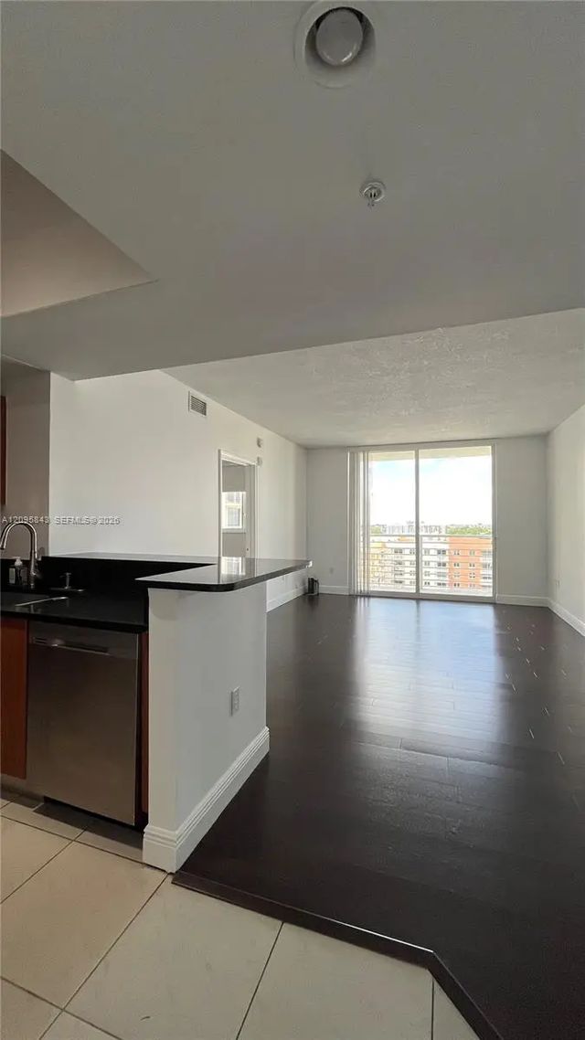 5 of 33 - 18800 Ne 29th Avenue #1023, Aventura, FL