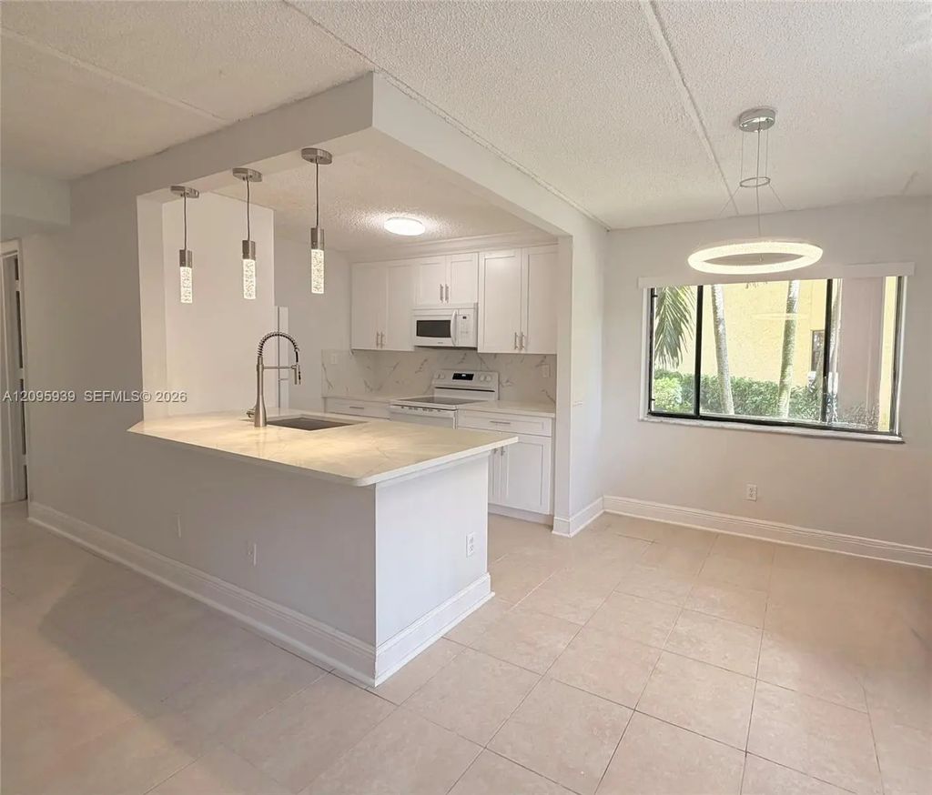 110 Meadows Circle #110, Boynton Beach