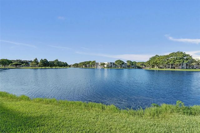 1522 Whitehall Drive #106, Davie