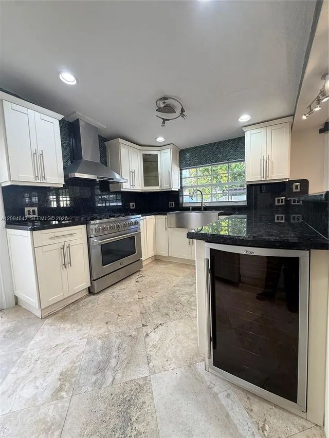 4 of 22 - 3889 Nw 5th Street, Miami, FL