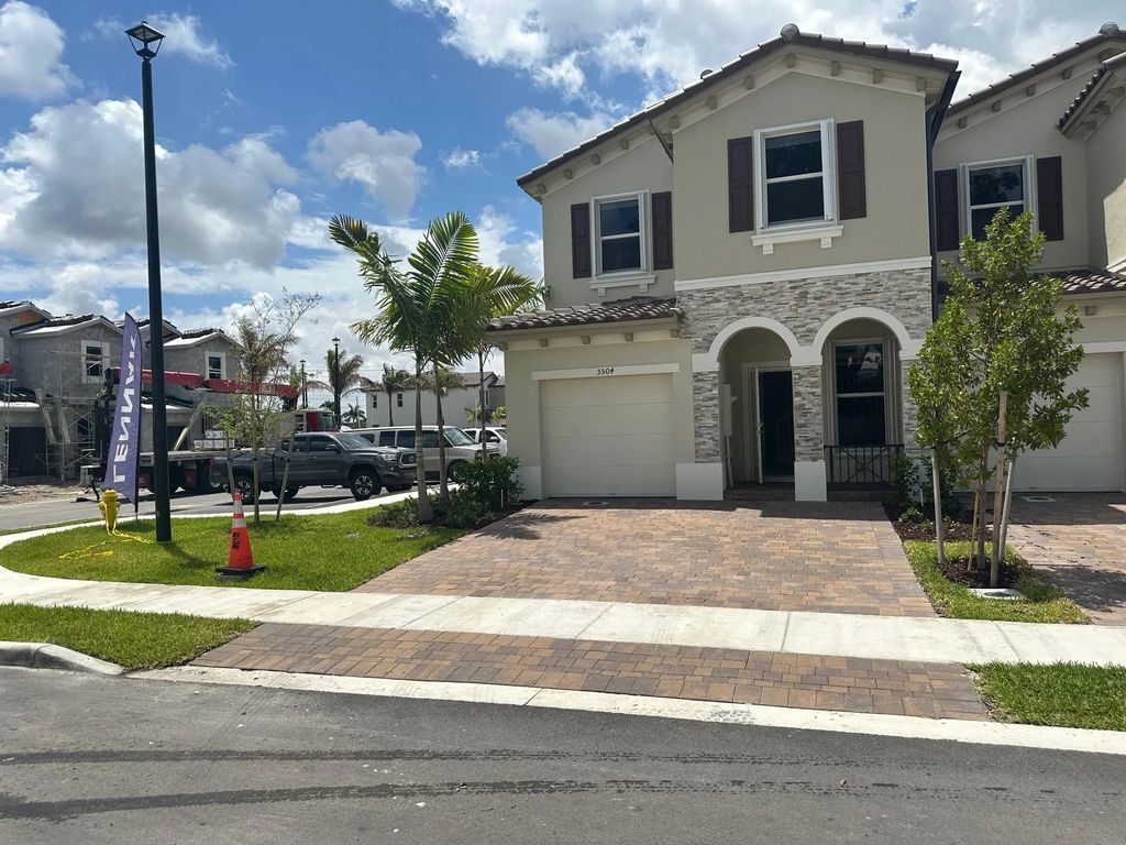 5504 Nw 27th Place, Lauderhill