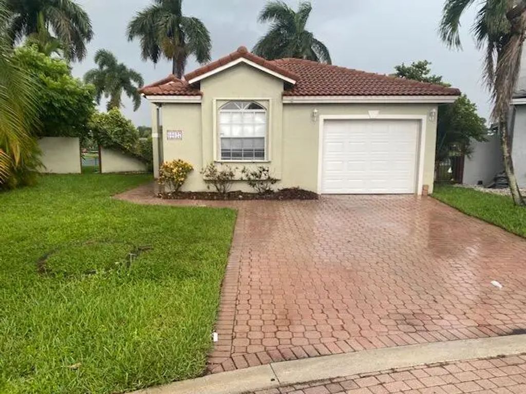 10627 Nw 7th Street, Pembroke Pines