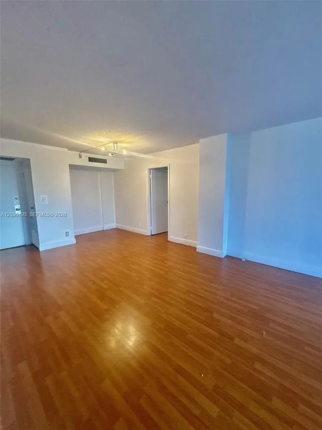 4 of 33 - 3475 N Country Club Drive #601, Aventura, FL
