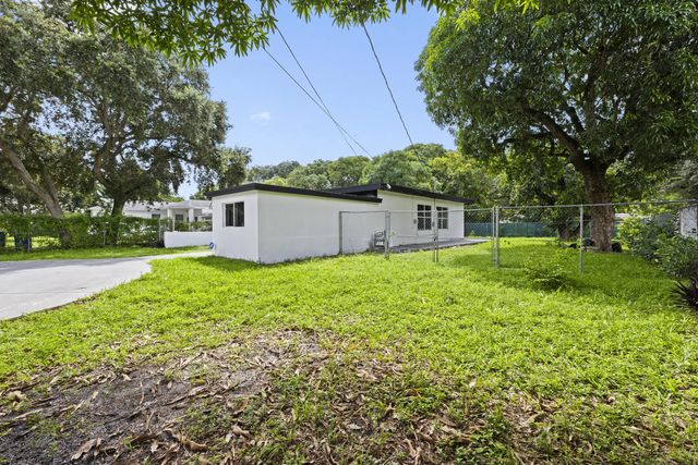 2 of 24 - 28 Ne 165th Street, Miami, FL