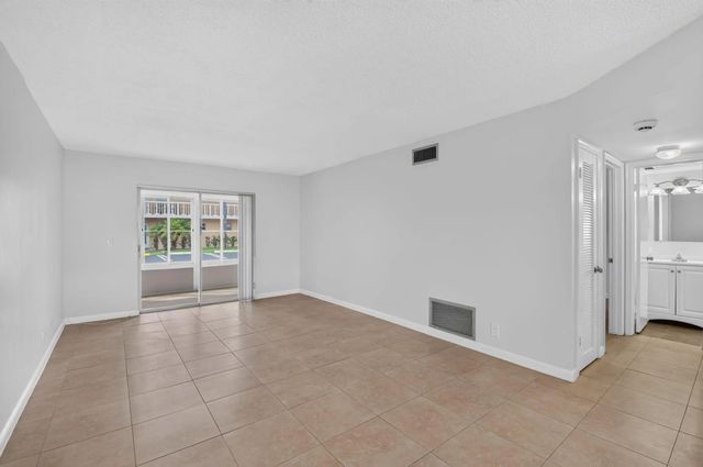 5 of 34 - 2192 Ne 1st Way #104, Boynton Beach, FL