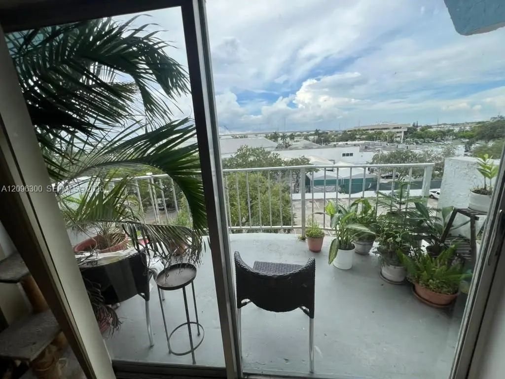 486 Nw 165th St Road #b-603, Miami