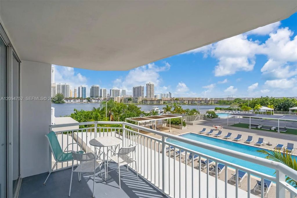 18071 Biscayne Boulevard #303, Aventura