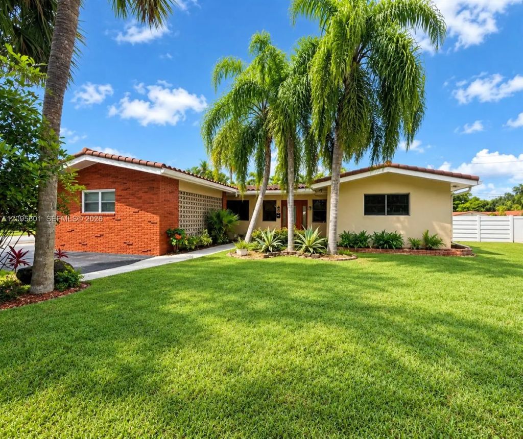 604 N Crescent Drive, Hollywood
