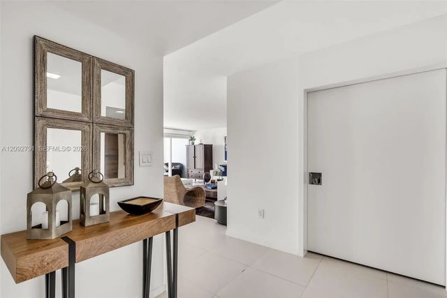 2 of 38 - 881 Ocean Drive #20e, Key Biscayne, FL