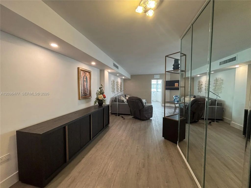905 Brickell Bay Drive #1124, Miami