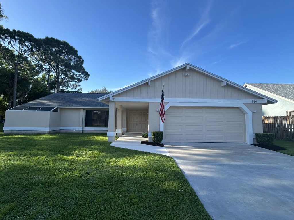 934 Se Atlantus Avenue, Port St. Lucie