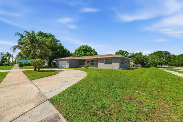207 Bayberry Drive, Lake Park