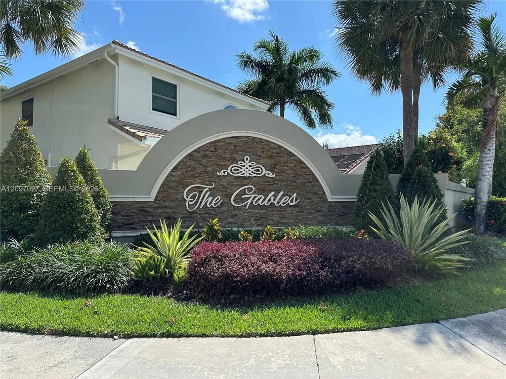 112 Gables Boulevard, Weston
