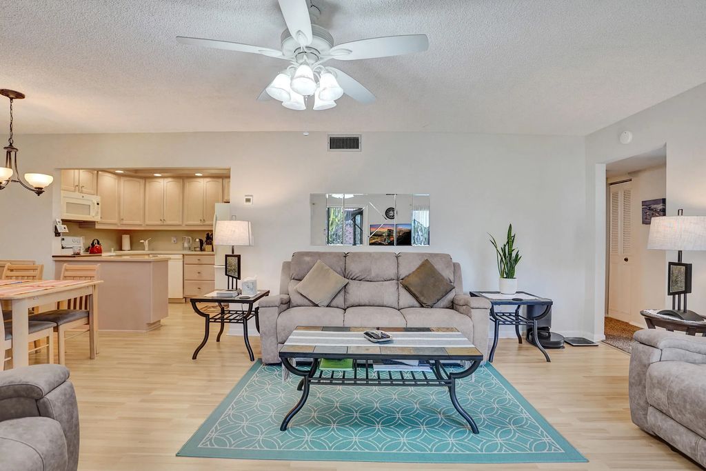 3561 Tall Pine Way #b-1, Greenacres