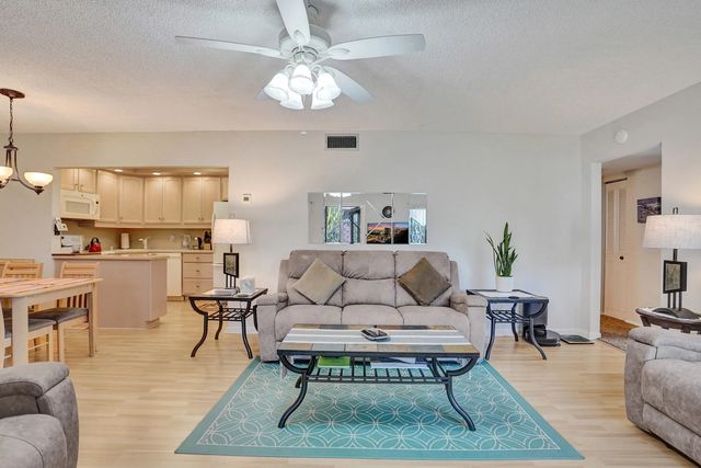 3561 Tall Pine Way #b-1, Greenacres