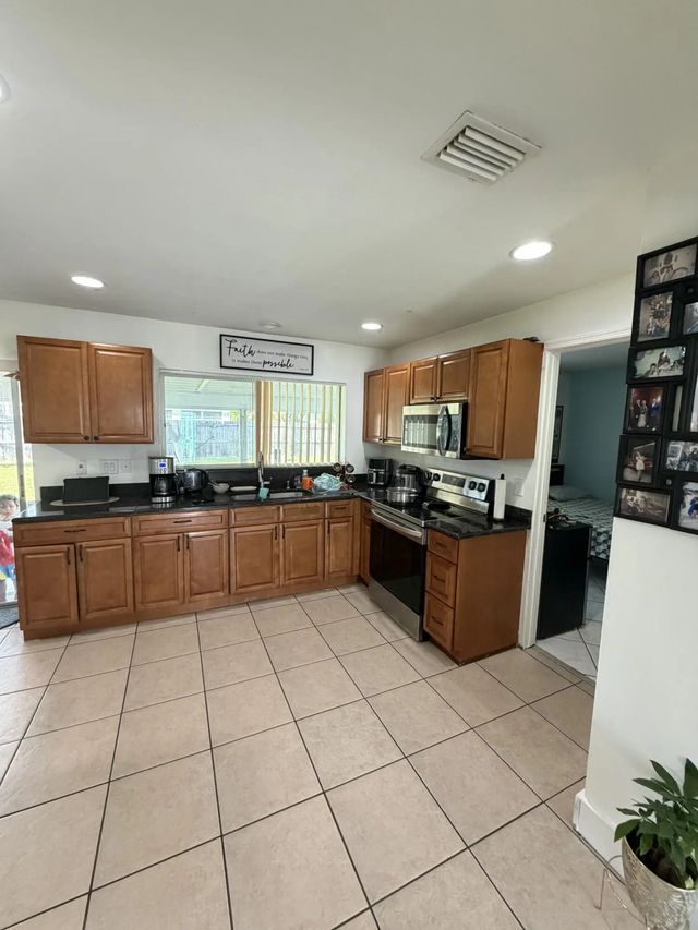 4 of 15 - 662 Sw Branford Drive, Port St. Lucie, FL