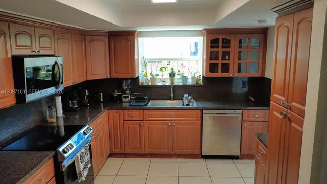 4 of 7 - 20042 W Lake Drive, Hialeah, FL