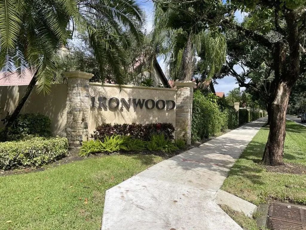 36 Ironwood Way N, Palm Beach Gardens