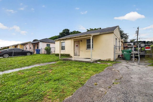 3 of 14 - 825 W 5th Street, Riviera Beach, FL