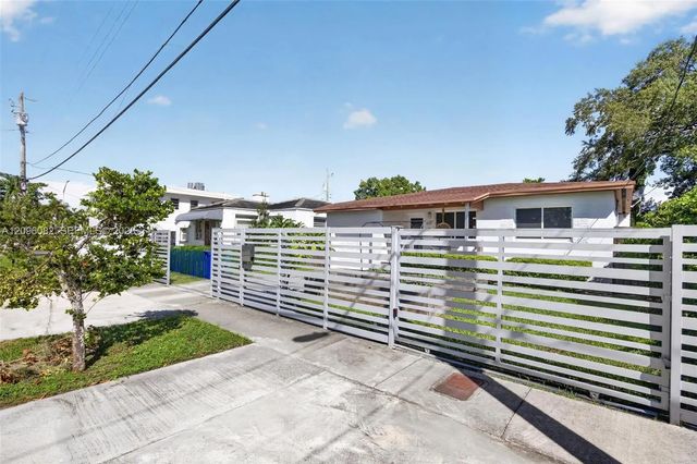 4 of 60 - 2611 Sw 19th Terrace, Miami, FL