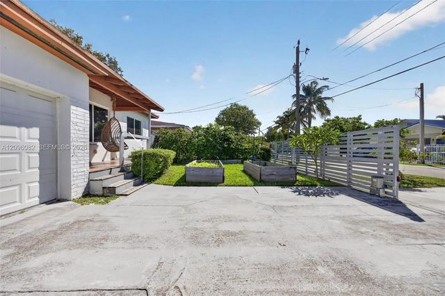 5 of 60 - 2611 Sw 19th Terrace, Miami, FL