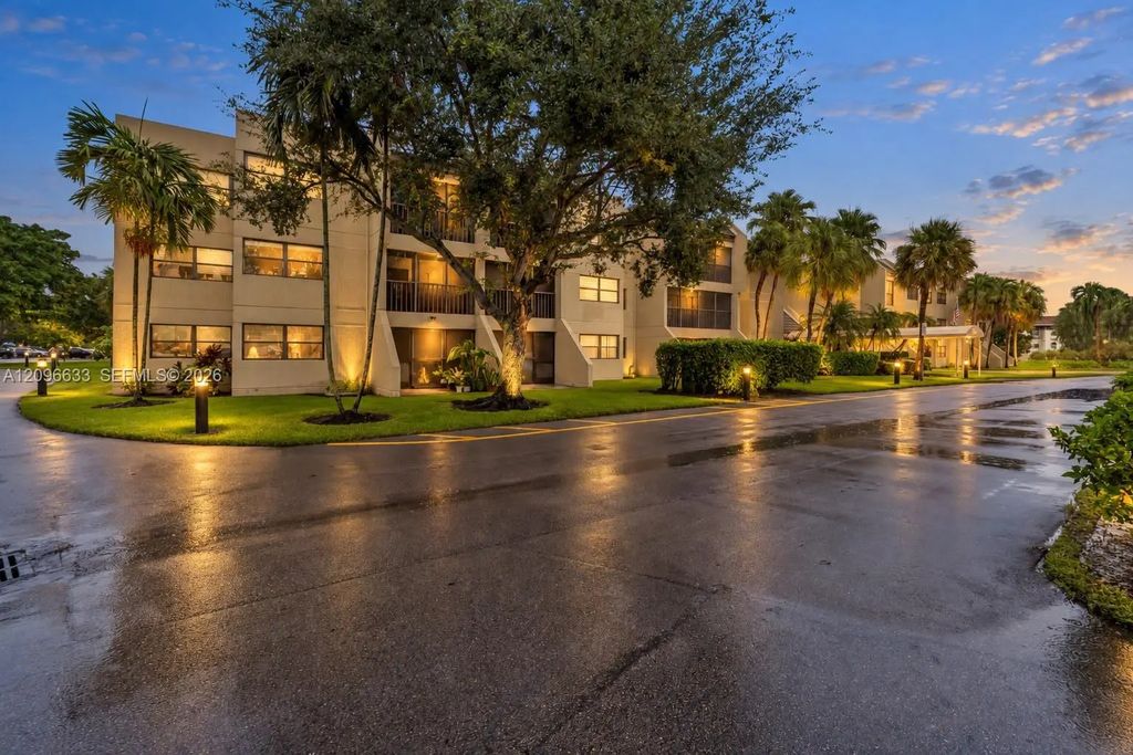 220 Lakeview Drive #205, Weston